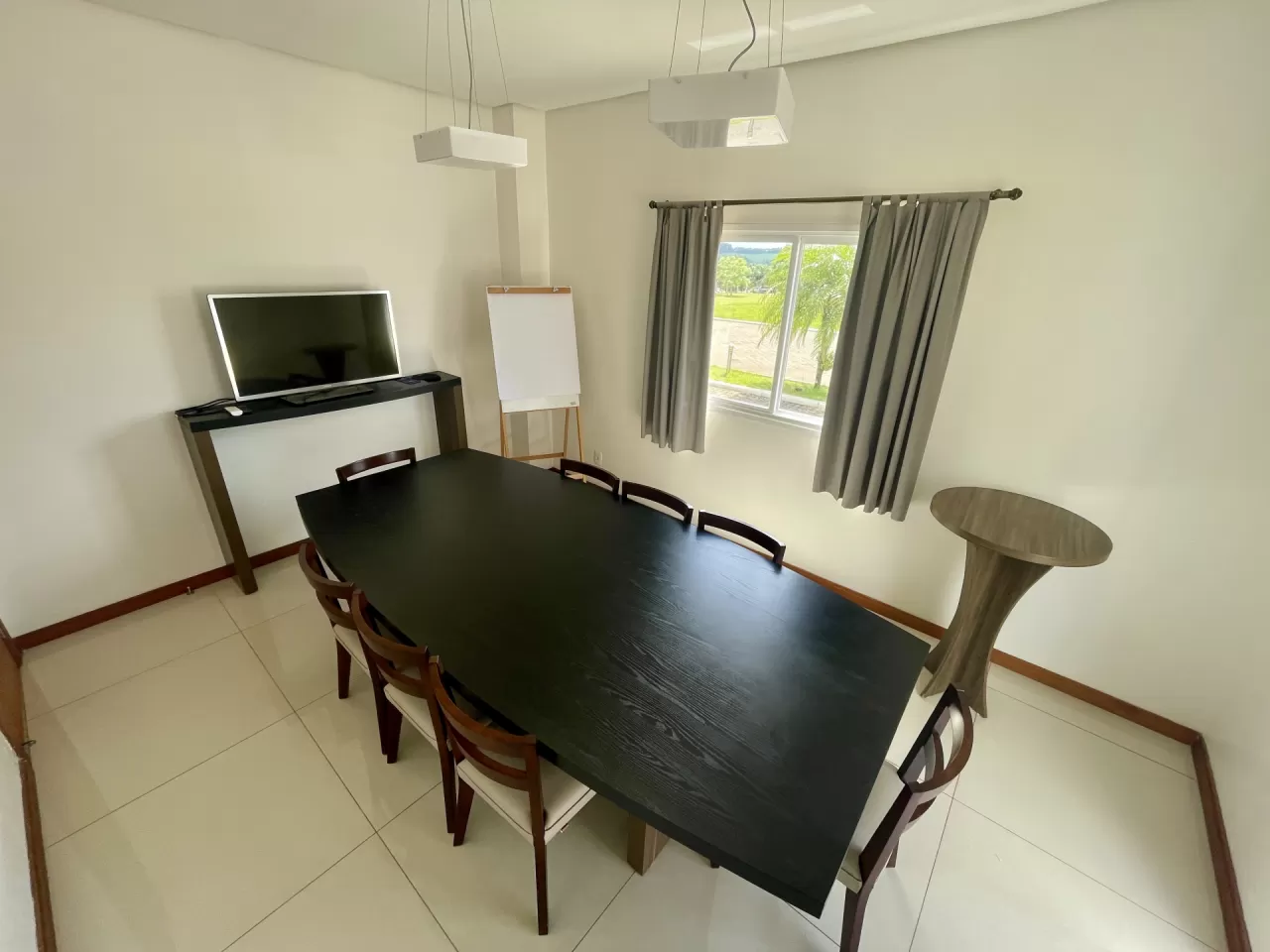 Dois ambientes para eventos corporativos.